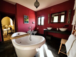 Ducha, secador de pelo, bidet, toallas
