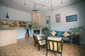 Living area - Vardeni Guest House w Mountain Views (Hrazdan)