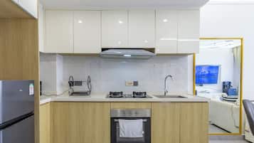 Deluxe Apartment, City View | Private kitchen