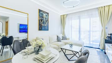 Deluxe Apartment, City View | Living area