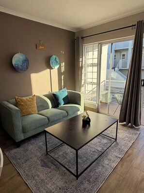 Living area - A cosy retreat, a walk away from Big bay with Table mountain in the horizon (Cape Town)