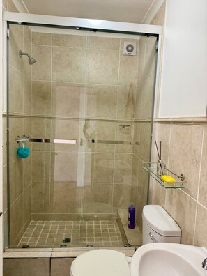 Shower, bidet, towels, soap - A cosy retreat, a walk away from Big bay with Table mountain in the horizon (Cape Town)