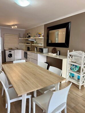 Private kitchen - A cosy retreat, a walk away from Big bay with Table mountain in the horizon (Cape Town)