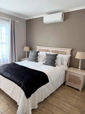 2 bedrooms, iron/ironing board, WiFi, bed sheets - A cosy retreat, a walk away from Big bay with Table mountain in the horizon (Cape Town)