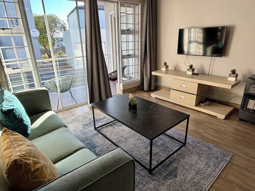 A cosy retreat, a walk away from Big bay with Table mountain in the horizon
