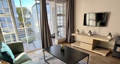 A cosy retreat, a walk away from Big bay with Table mountain in the horizon