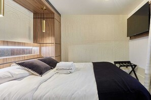 1 bedroom, iron/ironing board, bed sheets - Beautiful Studio AC Louvre Palais Royal (Paris)