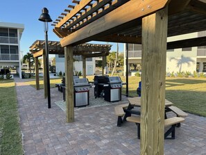 Outdoor dining - 2BR Condo at Sanibel Beach Club 2 with Amenities (Sanibel)