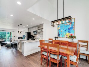 Dining - Long Term 6+ Month Lease: Marvelous 3-bedroom condo in Breckenridge (Breckenridge)