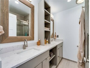 Bathroom - Long Term 6+ Month Lease: Marvelous 3-bedroom condo in Breckenridge (Breckenridge)