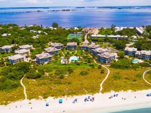 Beach - 2BR Beachfront Getaway with Hot Tub & Tennis (Sanibel)