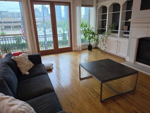 Smart TV, fireplace, books - Downtown Skyline View (Houston)