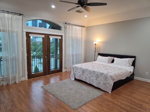 Room - Downtown Skyline View (Houston)