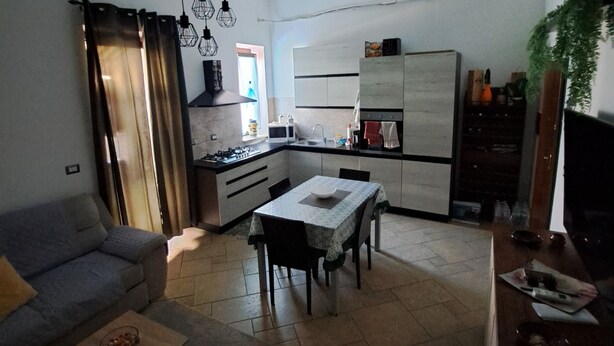 Una cocina moderna con comedor, un sofá y una mesa de centro.