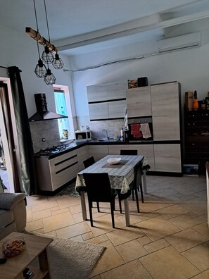 Microondas, horno, placa de cocina y lavavajillas