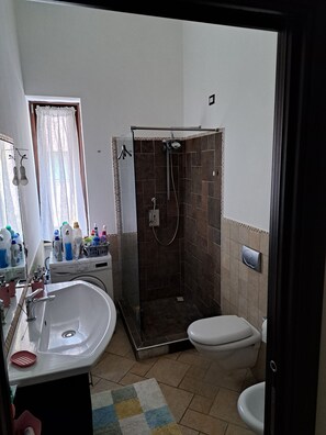 Bruser, hårtørrer, bidet, håndklæder