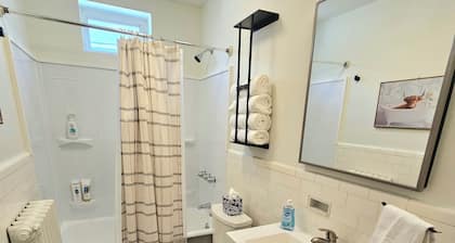 Squirrel Hill Haven Urban Getaway!