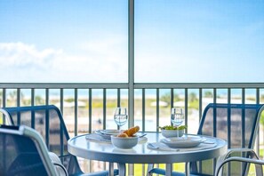 Outdoor dining - 2BR Stay at Sanibel Beach Club 2 with Outdoor Pool (Sanibel)