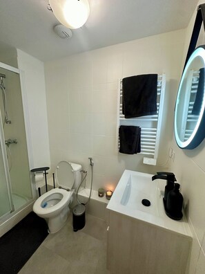 Douche, sèche-cheveux, bidet, serviettes fournies