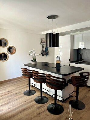Private kitchen - Bright new T2 apartment next to the beach (Nice)