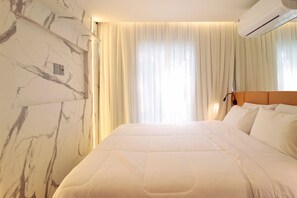 Cortinas blackout, tabla de planchar con plancha y wifi gratis 