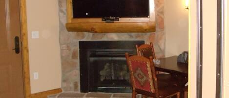 Télévision, cheminée