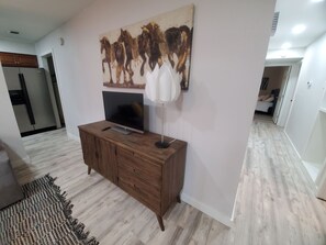 3 bedrooms, iron/ironing board, Internet, bed sheets - Soothing 3-bedroom house with AC in vibrant Austin near downtown! (Austin)
