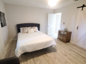 3 bedrooms, iron/ironing board, Internet, bed sheets - Soothing 3-bedroom house with AC in vibrant Austin near downtown! (Austin)