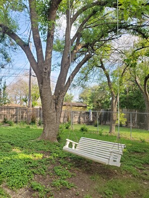 Property grounds - Soothing 3-bedroom house with AC in vibrant Austin near downtown! (Austin)