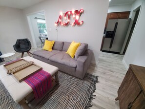 Living area - Soothing 3-bedroom house with AC in vibrant Austin near downtown! (Austin)
