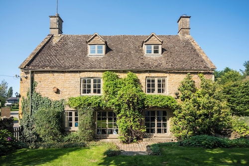 Idyllic cottage straight out of The Holiday!