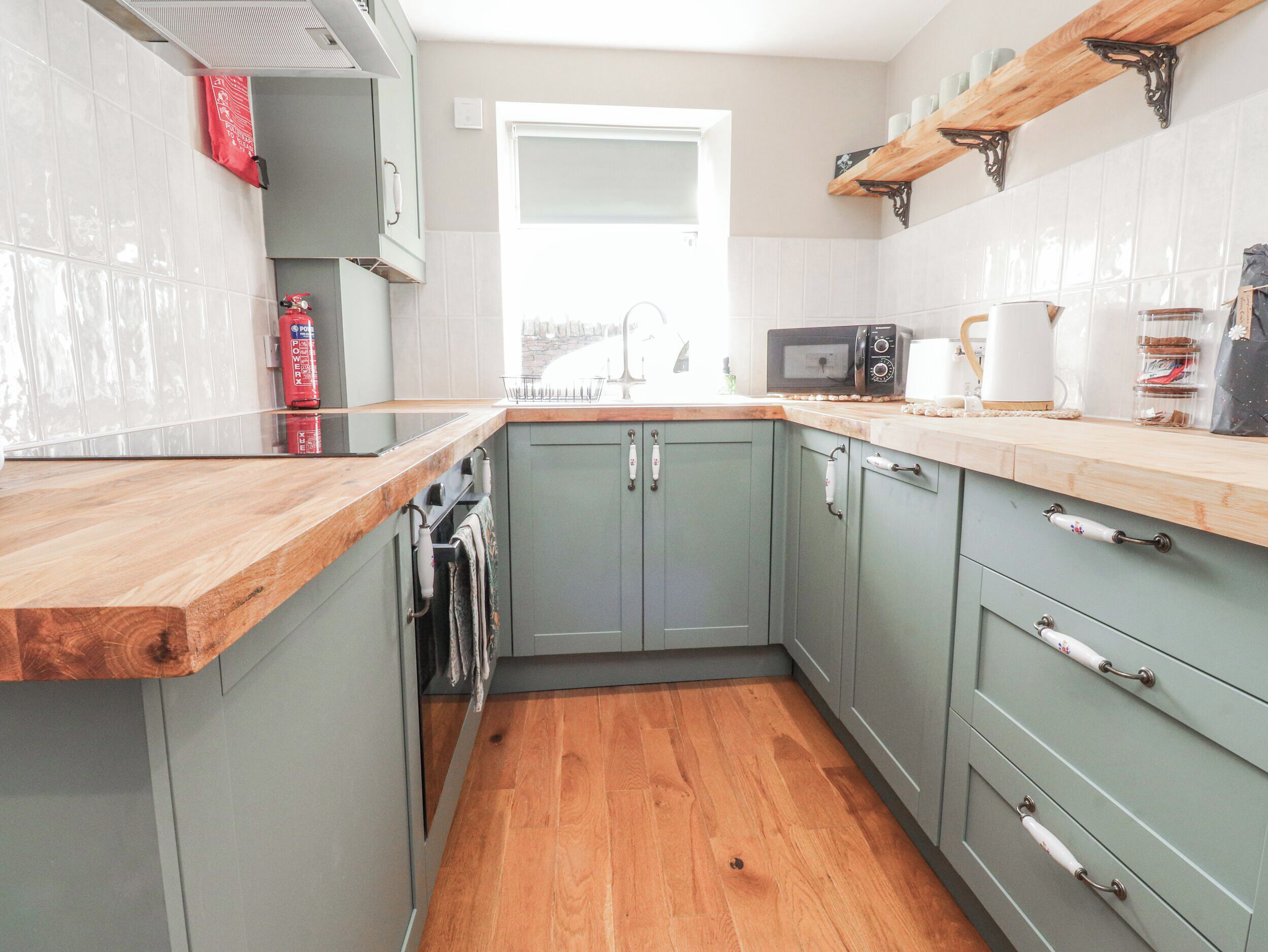 Cottage | Private kitchen | Dishwasher, cookware/dishes/utensils