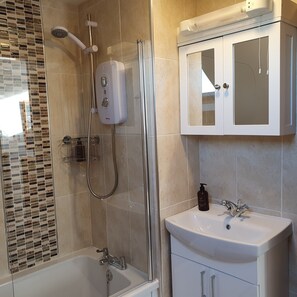 Shower, hair dryer, towels, soap - Cosy holiday home on the west coast of Lewis - perfect location for local sights (Isle of Lewis)