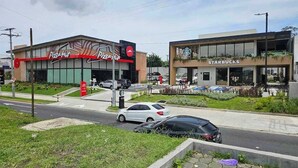 Un restaurante Pizza Hut y una Starbucks al otro lado de la calle.