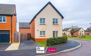 Exterior - Chester 3BR Retreat Sleeps 6 Parking Workspace Pro (Cheshire West and Chester)
