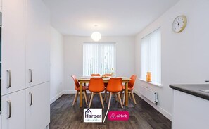 Dining - Chester 3BR Retreat Sleeps 6 Parking Workspace Pro (Cheshire West and Chester)