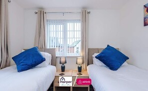 3 bedrooms, iron/ironing board, travel crib, WiFi - Chester 3BR Retreat Sleeps 6 Parking Workspace Pro (Cheshire West and Chester)