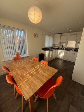 Dining - Cozy 3BR Chester Home | Sleeps 6 | Free Parking (Cheshire West and Chester)