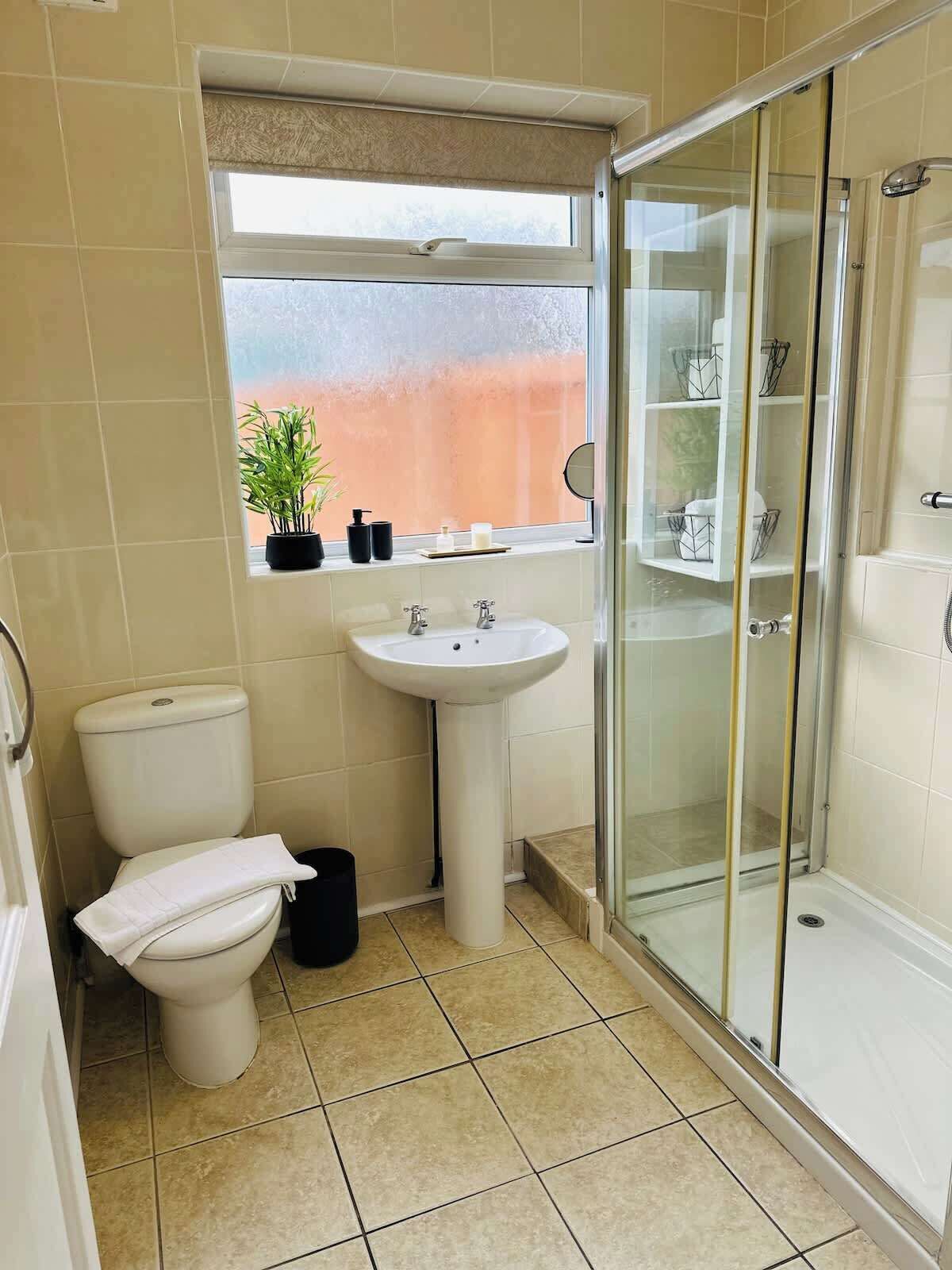 Shower, hair dryer, shampoo