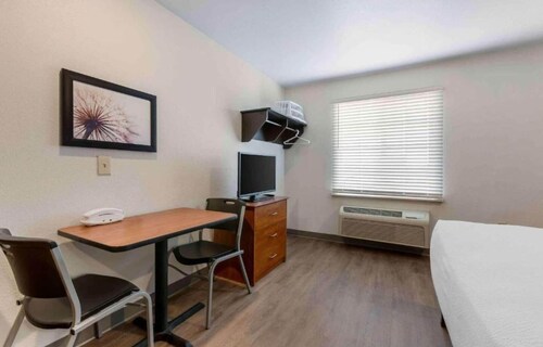 1 Queen Bed | ADA/RI Shower/Nsmk/Kitchen
