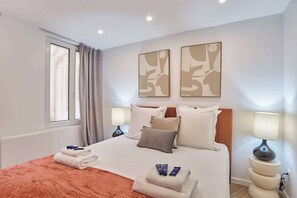 1 bedroom, desk, iron/ironing board, travel cot - Modern Suite Center of Paris Montmartre (Paris)
