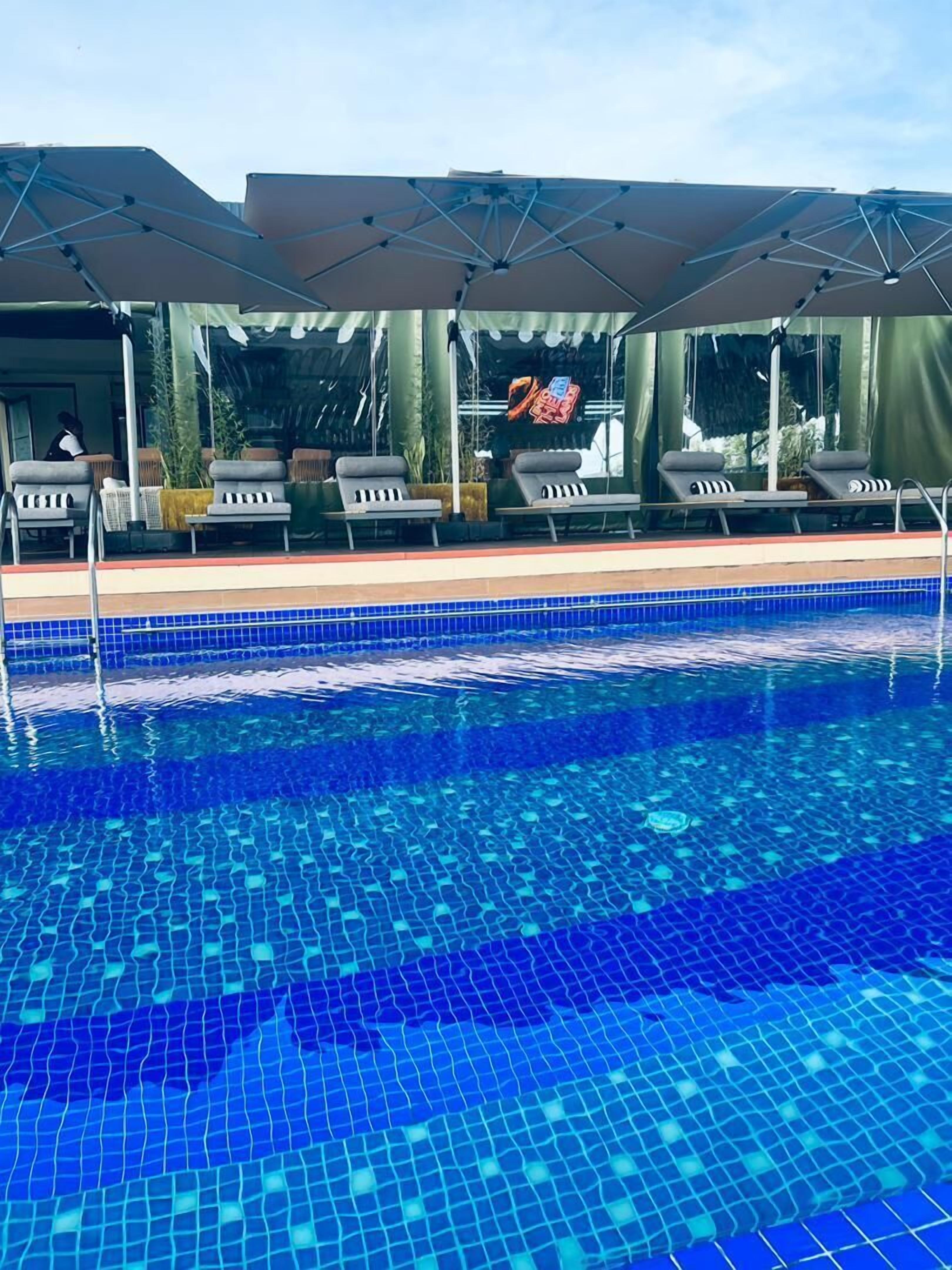 Kolam renang outdoor
