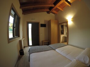 Chambre double | Bureau, espace de travail pour ordinateurs portables