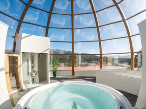 Indoor spa tub