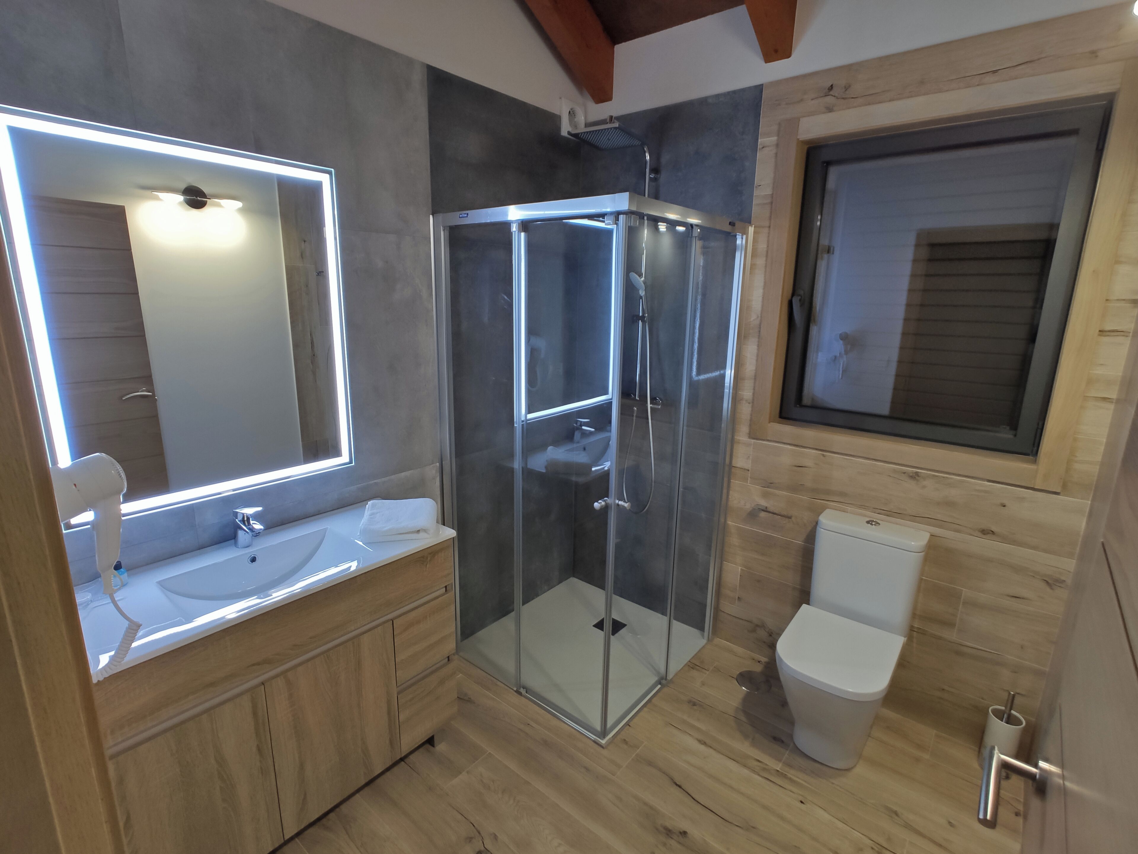 Habitación doble | Baño | Ducha, toallas, jabón y champú