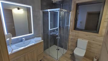 Habitación doble | Baño | Ducha, toallas, jabón y champú