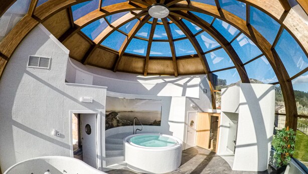 A hot tub in a circular room with a skylight. - Casa Rustica O Facho (Cangas)
