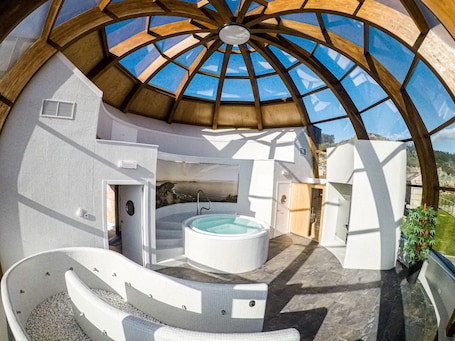 Outdoor spa tub. Casa Rustica O Facho