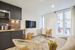 Eine moderne Wohnung mit Küche, Essbereich und Wohnzimmer.