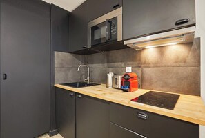 Frigorifero, microonde, piano cottura, macchina per tè/caffè